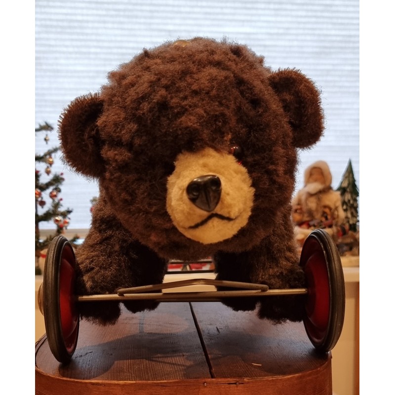 Old Steiff Bear on wheel, size: 33 x 57 cm.