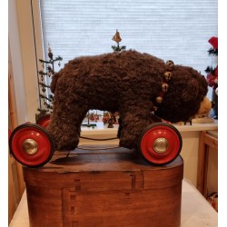 Gammel Steiff bjørn på hjul, mål: 33 x 57 cm.