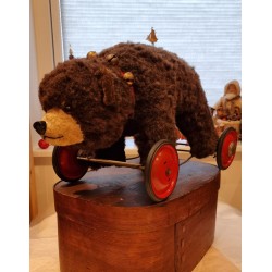 Old Steiff Bear on wheel, size: 33 x 57 cm.