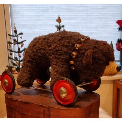 Gammel Steiff bjørn på hjul, mål: 33 x 57 cm.