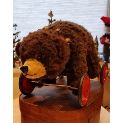 Old Steiff Bear on wheel, size: 33 x 57 cm.