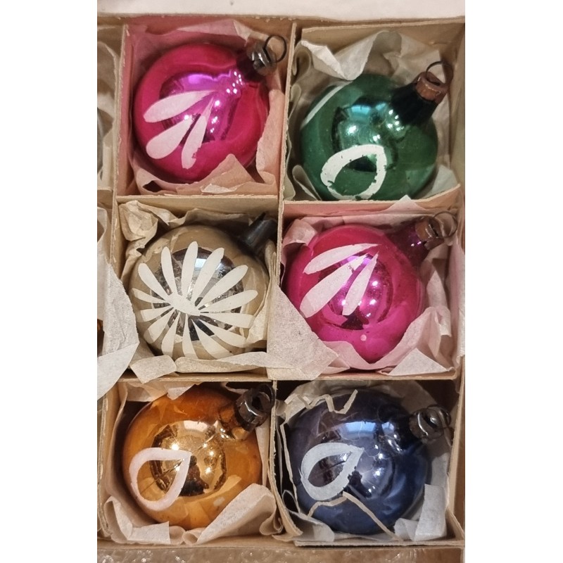 Box with old glass ornaments with pattern, h: 5,5 cm.