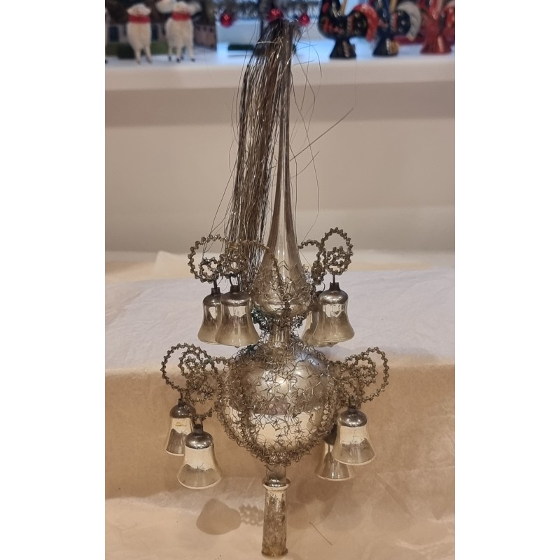 Antikt glaspynt, spir med 8 klokker, tråd og tinsel, h: 29 cm.