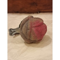 Antikt glaspynt, rosenknop med blad, h: 8 cm.