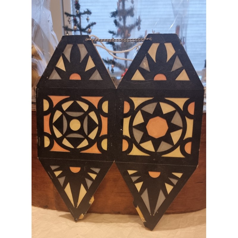 Gammel lanterne i pap, h: 32 cm.