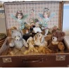 Gammel kuffert med 7 pelsdyr, 6 Steiff + 1 bamse, mål: 38x65x18 cm.