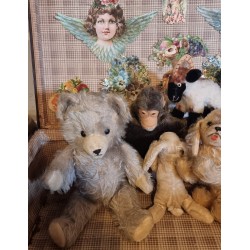 Gammel kuffert med 7 pelsdyr, 6 Steiff + 1 bamse, mål: 38x65x18 cm.