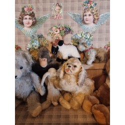 Gammel kuffert med 7 pelsdyr, 6 Steiff + 1 bamse, mål: 38x65x18 cm.
