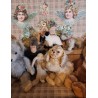 Gammel kuffert med 7 pelsdyr, 6 Steiff + 1 bamse, mål: 38x65x18 cm.