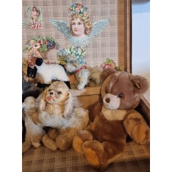 Gammel kuffert med 7 pelsdyr, 6 Steiff + 1 bamse, mål: 38x65x18 cm.