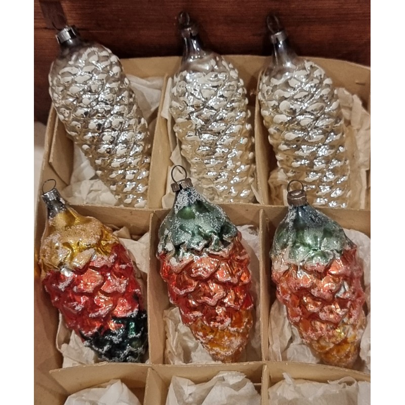 Box with old glass ornaments, tall pinecones coloured/silver with snow, h: 8,5 cm.