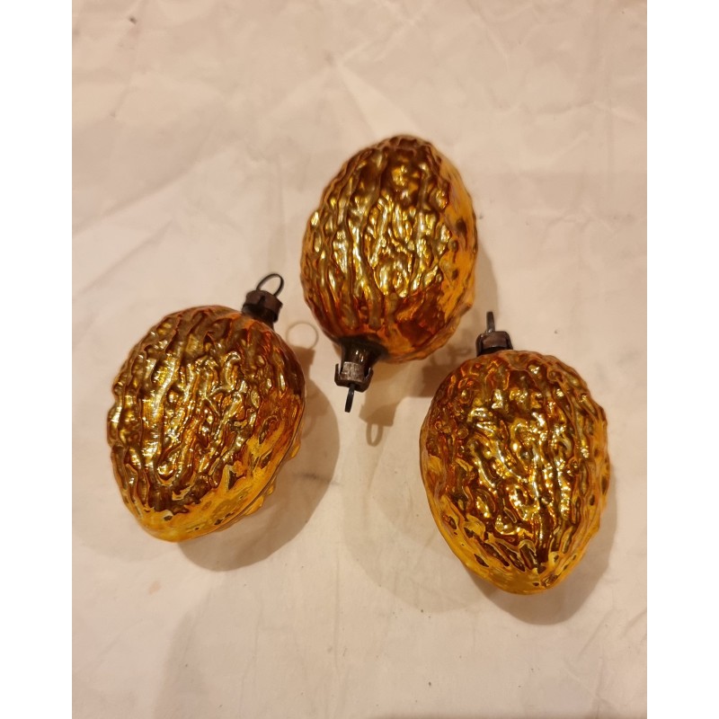 Gammelt glaspynt, 3 store, gyldne valnødder, h: 6 cm. (3stk)