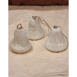 Gammelt papmachè pynt, klokker med "sukker", h: 4 - 5 cm. (3stk)