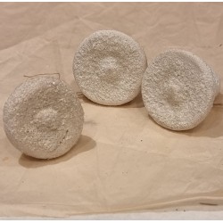 Gammelt papmachè pynt, klokker med "sukker", h: 4 - 5 cm. (3stk)