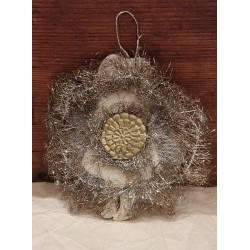 Antikt tinsel pynt, pige med muffe, h: 10,5 cm.