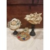 3 small antique straw hats (Ø:6,5-7-7,5cm) 2 mannequins (h: 7-10,5cm) and a waxflower.