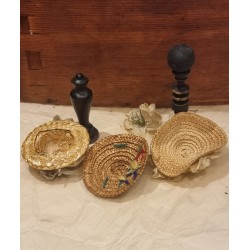 3 small antique straw hats (Ø:6,5-7-7,5cm) 2 mannequins (h: 7-10,5cm) and a waxflower.