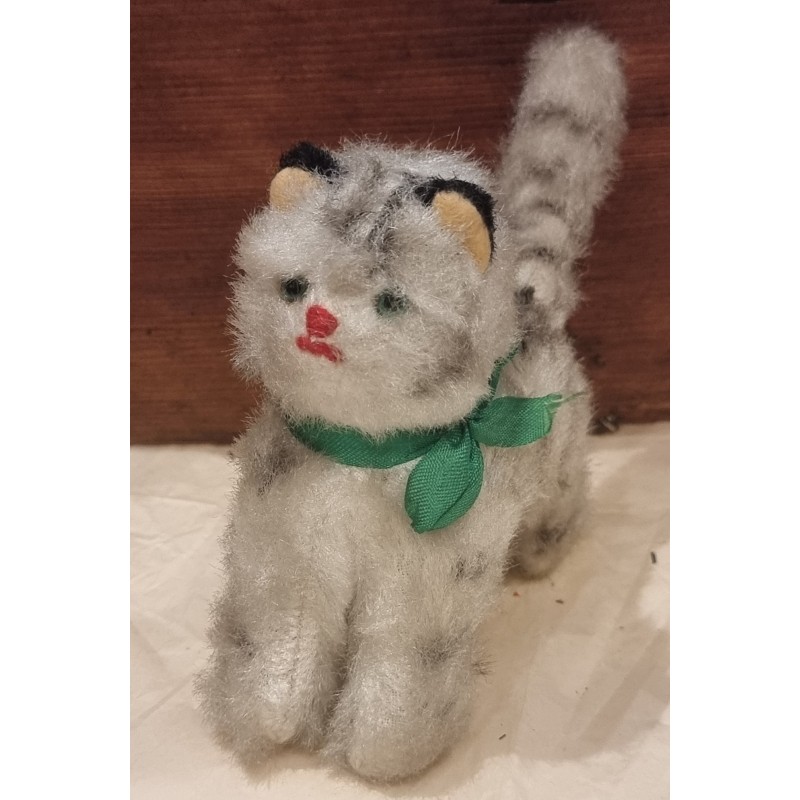 Lille gammel kat med grønne øjne, h: 12,5 cm.