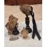2 små antikke kyser med bånd (Ø:5cm + bånd) 1 gine (h:10cm) 1 parfume (h: 4,5cm) 1 broche(b:4cm).