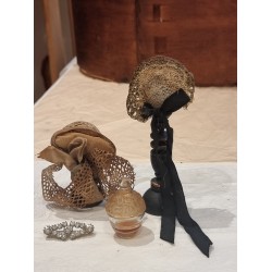 2 small antique hats (Ø:5cm) with ribbon, 1 mannequin (h: 10cm) 1 perfume (h:4,5 cm) 1 brooch (b: 4 cm).