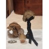 2 små antikke kyser med bånd (Ø:5cm + bånd) 1 gine (h:10cm) 1 parfume (h: 4,5cm) 1 broche(b:4cm).