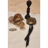2 små antikke kyser med bånd (Ø:5cm + bånd) 1 gine (h:10cm) 1 parfume (h: 4,5cm) 1 broche(b:4cm).