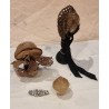 2 små antikke kyser med bånd (Ø:5cm + bånd) 1 gine (h:10cm) 1 parfume (h: 4,5cm) 1 broche(b:4cm).