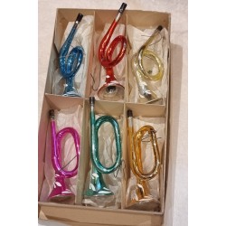 Kasse med gammelt glaspynt, 6 trompeter, h: 10,5 cm.