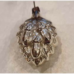 ANTIKT GLASPYNT, EGEBLADE MED AGERN, H: 5 cm. (BOGEKS).