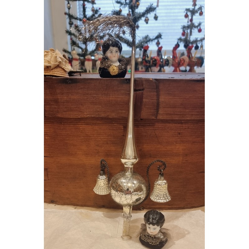 Antikt glaspynt, spir med 2 klokker, tråd og tinsel, h: 26 cm.