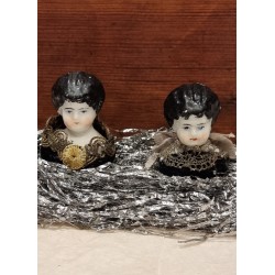 2 små antikke porcelænshoveder, h: 5,5 cm. (2stk)
