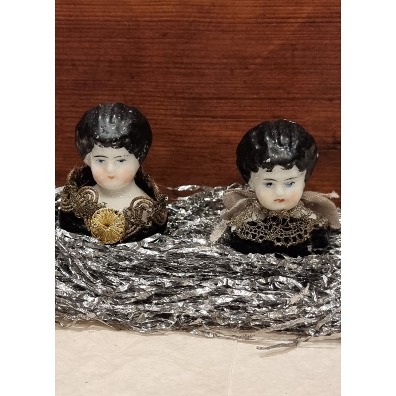 2 små antikke porcelænshoveder, h: 5,5 cm. (2stk)