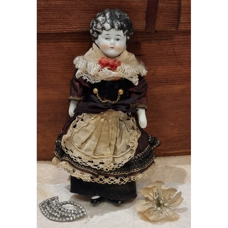 Small, antique porcelain doll, 1 brooch and 1 wax flower, h: 18,5 cm (doll).