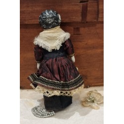 Small, antique porcelain doll, 1 brooch and 1 wax flower, h: 18,5 cm (doll).