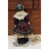 Lille antik porcelænsdukke, 1 broche og 1 voksblomst, h: 18,5 cm (dukke)