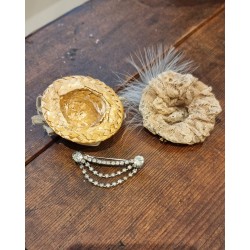 2 små antikke hatte (Ø:6,5cm) og en broche.