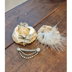 2 små antikke hatte (Ø:6,5cm) og en broche.