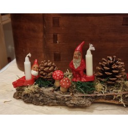 Old display with mushrooms, pinecones and more + 3 ceramic elves/gnomes, size: 34 x 7 x 15 (tree) cm.
