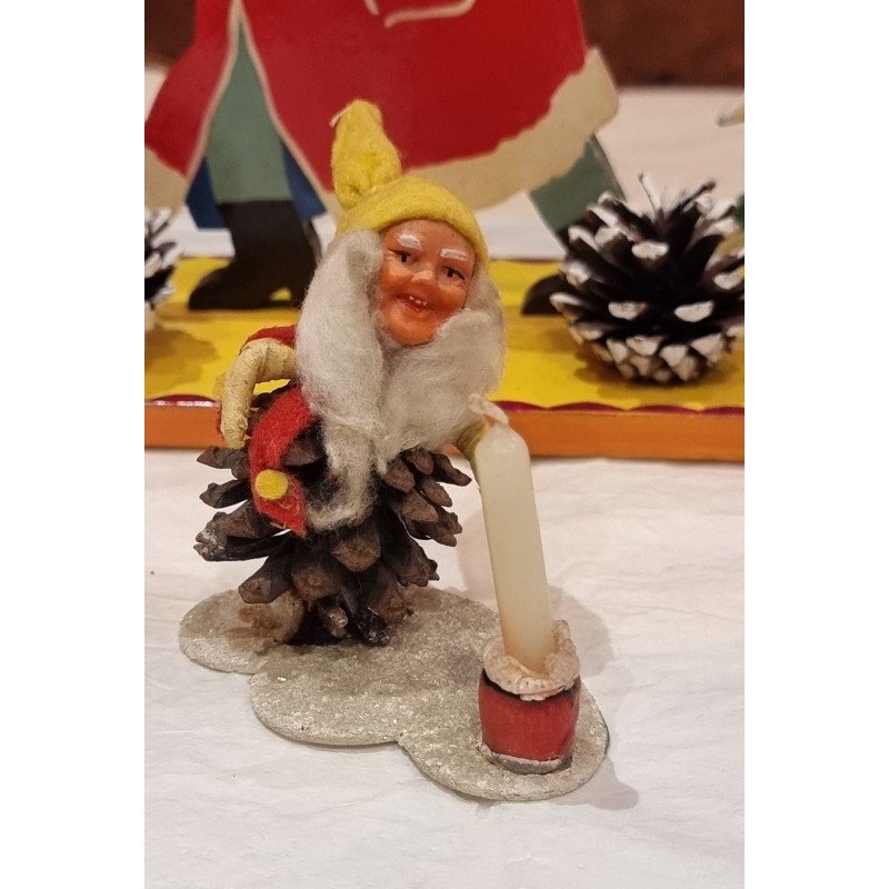 Gammel koglenisse med rødt/gult halstørklæde, h: 8 cm.