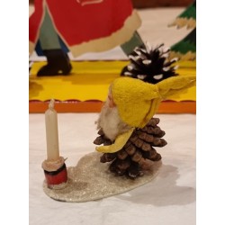 Gammel koglenisse med rødt/gult halstørklæde, h: 8 cm.