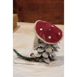 Old pinecone elf with big mushroom hat, h: 7,5 cm.