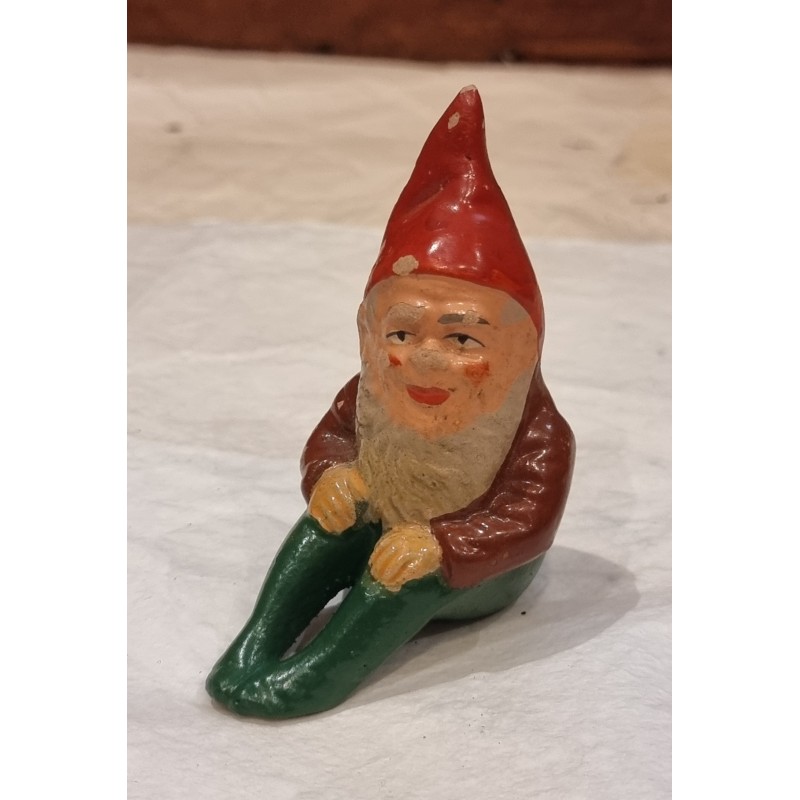 Gammel keramiknisse, siddende, mål: 8 cm.