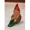 Gammel keramiknisse, siddende, mål: 8 cm.