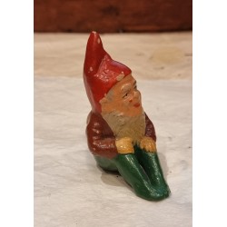 Gammel keramiknisse, siddende, mål: 8 cm.