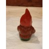 Gammel keramiknisse, siddende, mål: 8 cm.