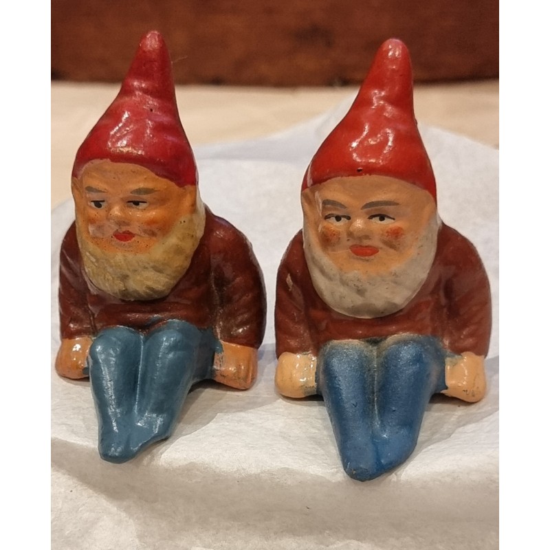 Gammel keramik nisse, siddende, h: 8,5 cm.
