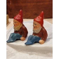 Gammel keramik nisse, siddende, h: 8,5 cm.