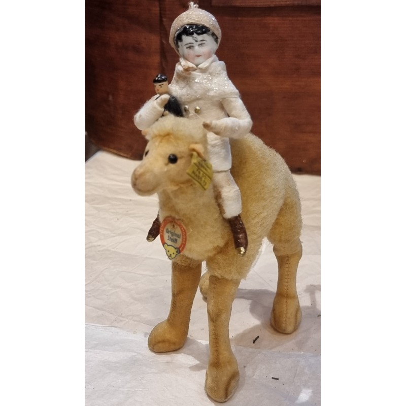 Gammelt Steiff dyr, dromedar + vatdukke med antikt porcelænshoved, h: 20 cm.