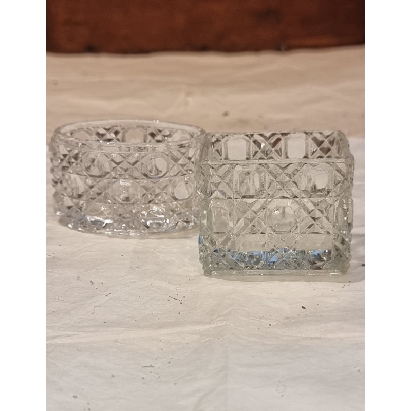 2 antikke saltkar i presset glas, Fyns glasværk, mål: 3,5x5,5 - 4x5 cm.
