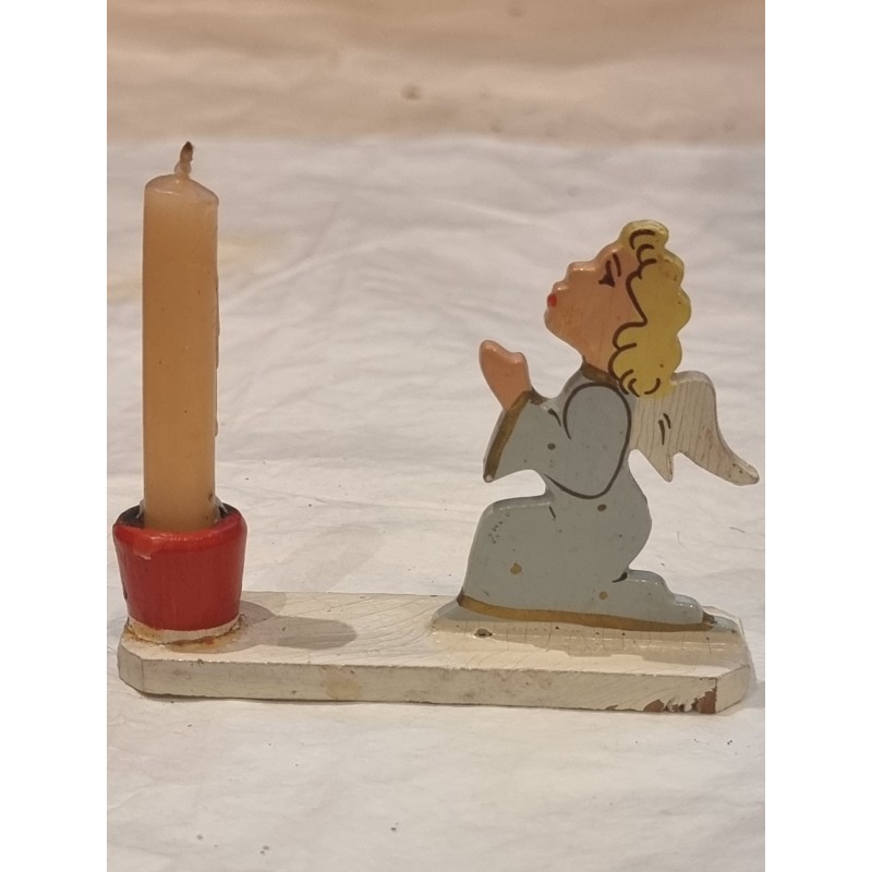 Opstilling med gammel engel på plade, mål: 6 x 8 cm